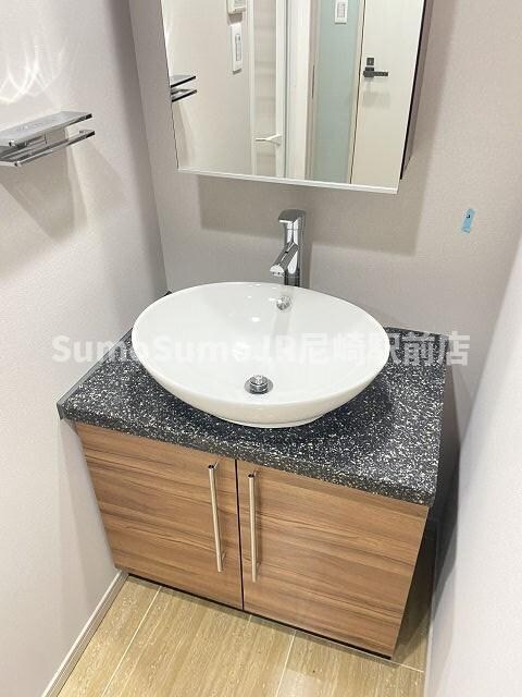 物件内観写真18　(独立洗面台、小物を置くことができて便利です)