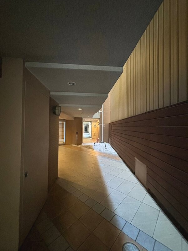 物件外観写真2　(建物の内部です)