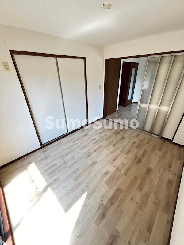 寝室(落ち着いた色調の寝室です)