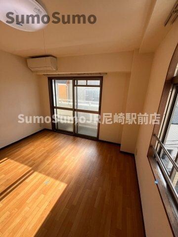 物件内観写真7　(ゆったりとした居間です)