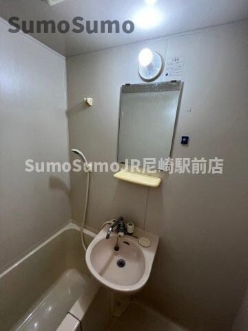 物件内観写真11　(朝の身支度には欠かせない独立洗面化粧台)