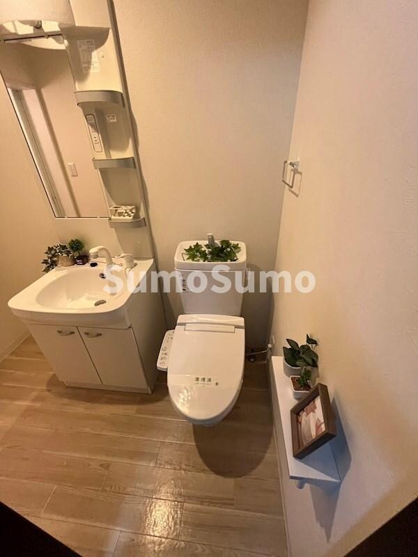トイレ(落ち着いた色調のトイレです)