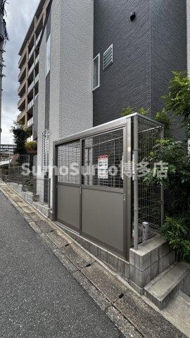 物件外観写真2　(清潔なエントランスです)