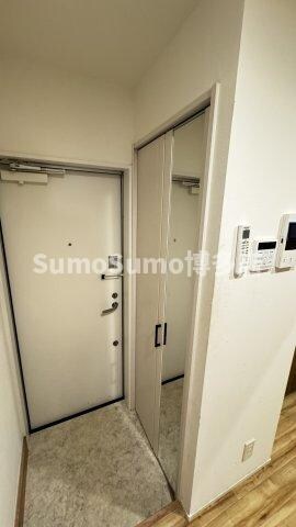 物件内観写真6　(明るい玄関です)