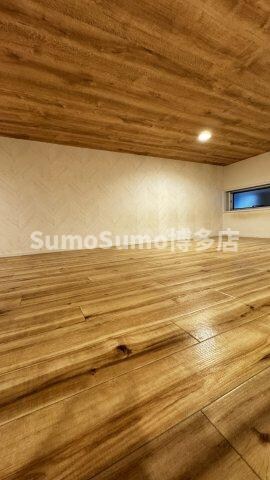 物件内観写真21　(落ち着いた色調の寝室です)