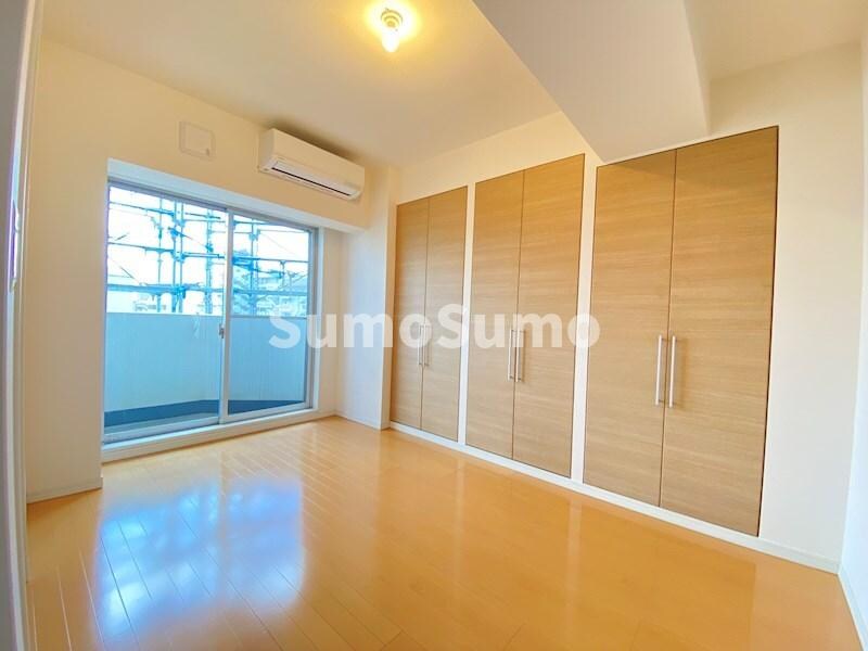 物件内観写真7　(開放的な寝室です)