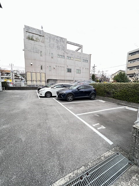 物件外観写真2　(駐車場があるので、車を買う予定の方も安心です)