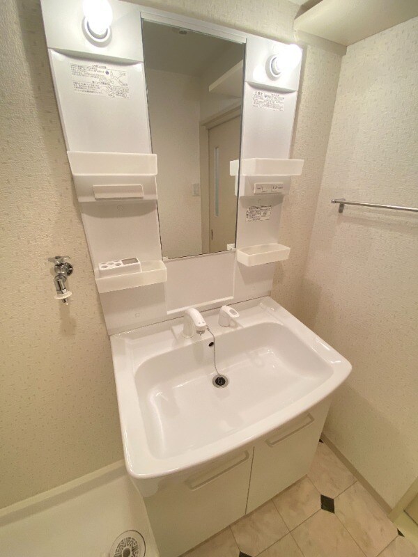 物件内観写真8　(広い洗面スペース)