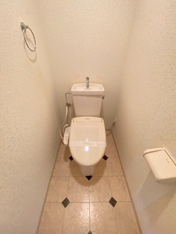 物件内観写真9　(ゆったりとした空間のトイレです)