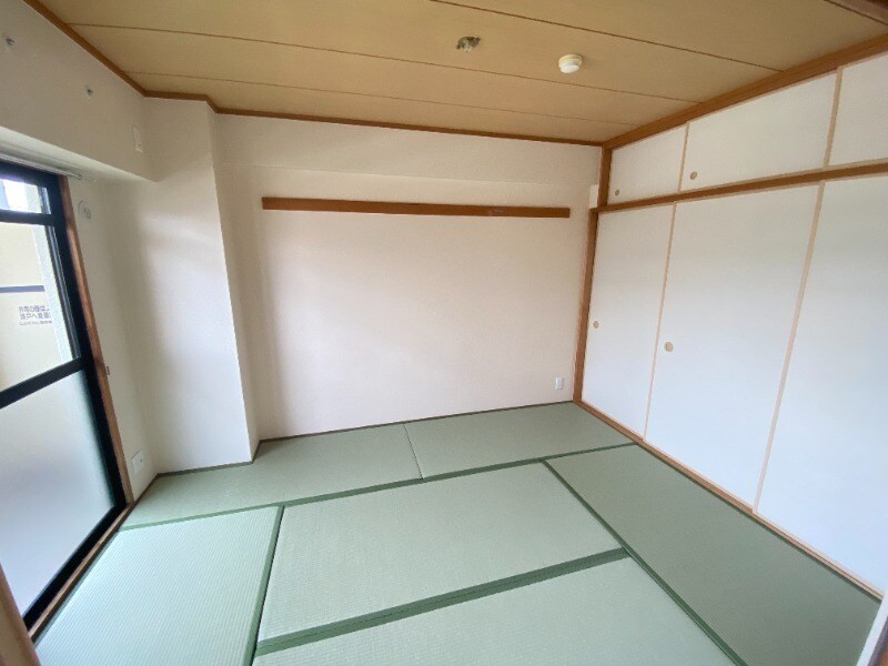 物件内観写真13　(広くて明るい寝室)