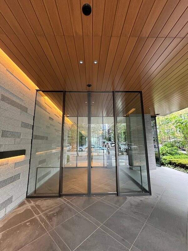 物件外観写真2　(落ち着いたエントランスです)