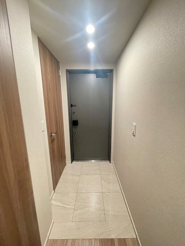 物件内観写真5　(ゆったりとした玄関です)