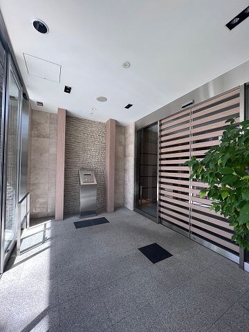 物件外観写真3　(清潔なエントランスです)