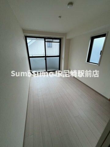 物件内観写真5　(こちらの居間で趣味の時間をお楽しみください)