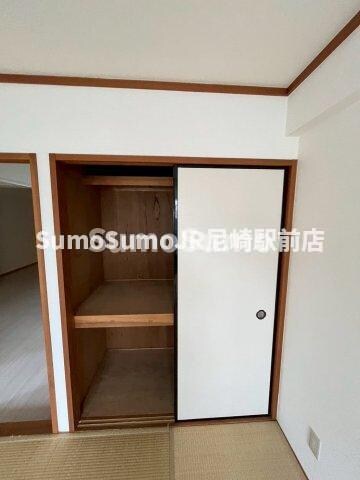 物件内観写真10　(ちょっとした収納スペースも充実しています)