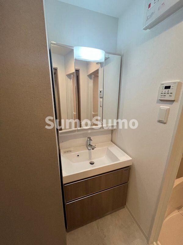 物件内観写真11　(広い洗面スペース)