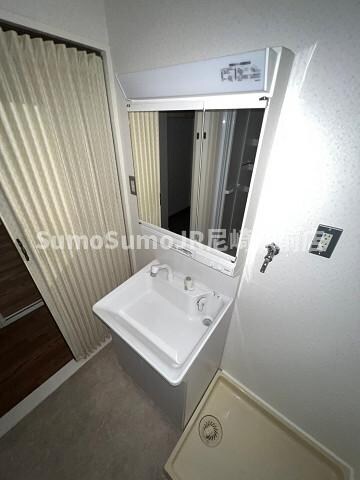 物件内観写真9　(朝の身支度には欠かせない独立洗面化粧台)