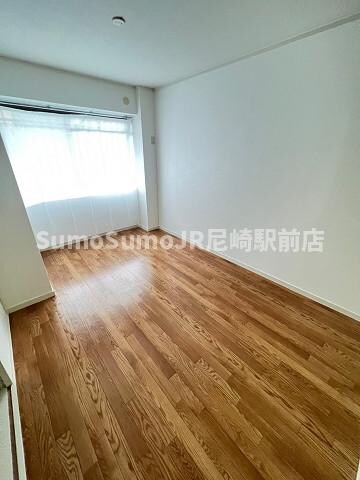 物件内観写真11　(ゆったりとした居間です)