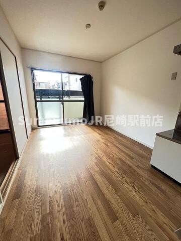 物件内観写真19　(こちらの居間で趣味の時間をお楽しみください)