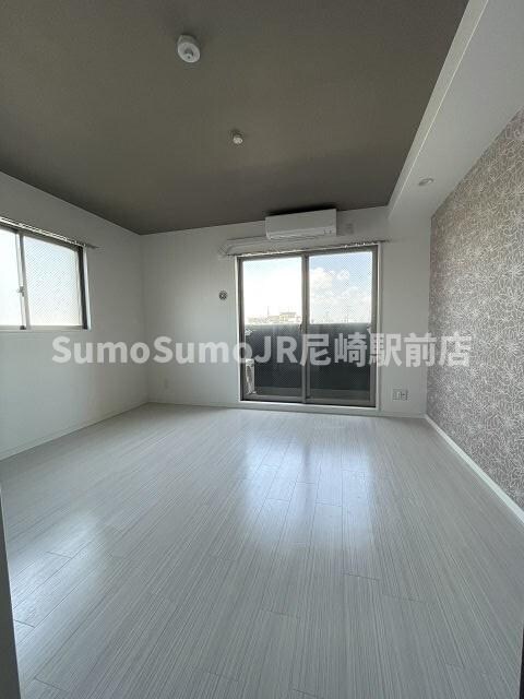 物件内観写真4　(こちらの居間で趣味の時間をお楽しみください)