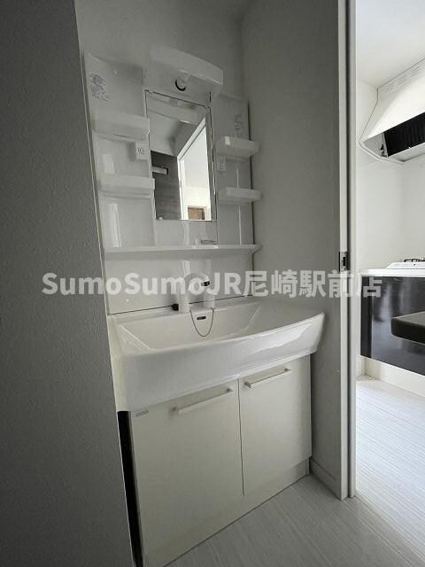 物件内観写真9　(独立洗面台で身支度をすべて済ませてしまいましょう)