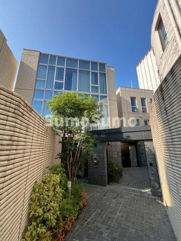 物件外観写真1　(清潔なエントランスです)