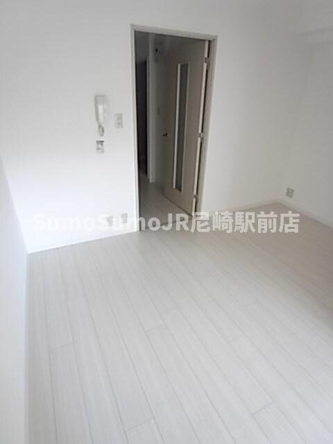 物件内観写真4　(こちらのリビングで趣味の時間をお楽しみください)