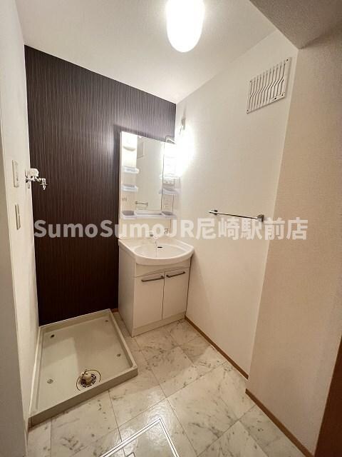 物件内観写真21　(明るい洗面所です)