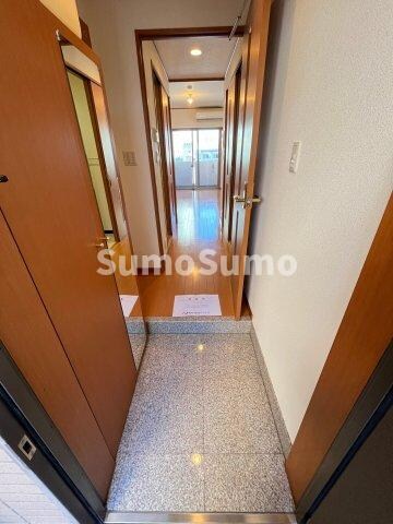 物件内観写真13　(ゆったりとした玄関です)