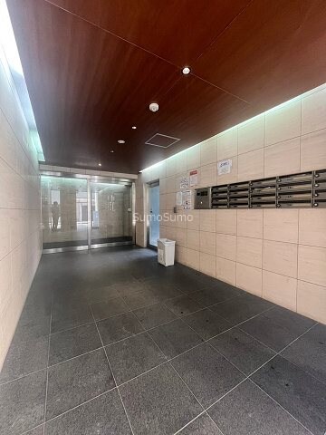 物件外観写真2　(落ち着いたエントランスです)