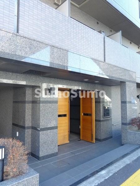 物件外観写真2　(落ち着いたエントランスです)