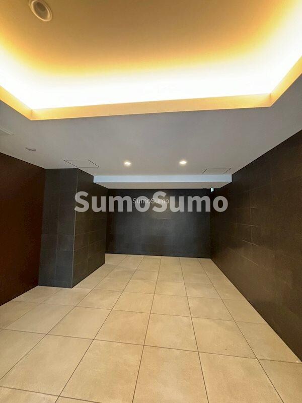 物件外観写真3　(清潔なロビーです)