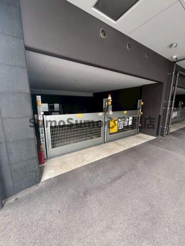 物件外観写真4　(車をお持ちの方に嬉しい駐車場付きの物件です)