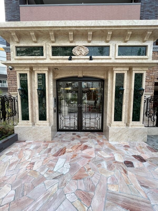 物件外観写真2　(落ち着いたエントランスです)