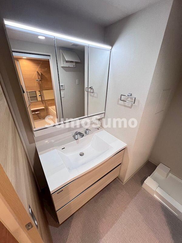 物件内観写真11　(広い洗面スペース)