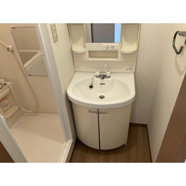 物件内観写真10　(朝の支度にも助かる、独立の洗髪洗面化粧台)