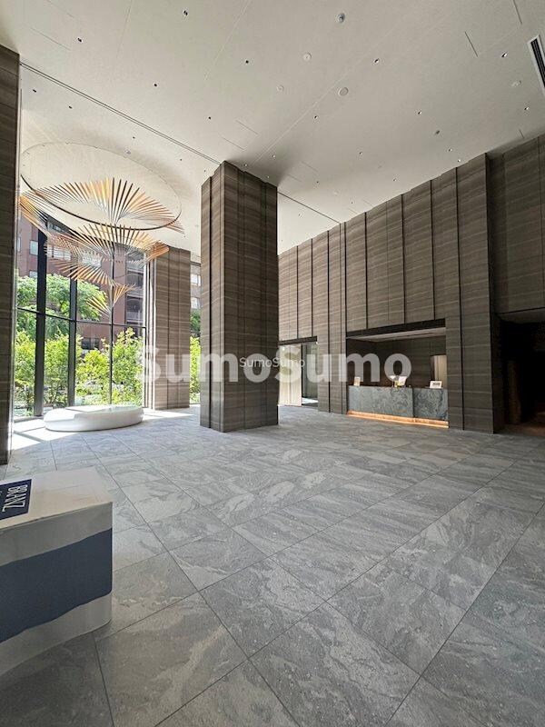 物件外観写真3　(落ち着いたロビーです)