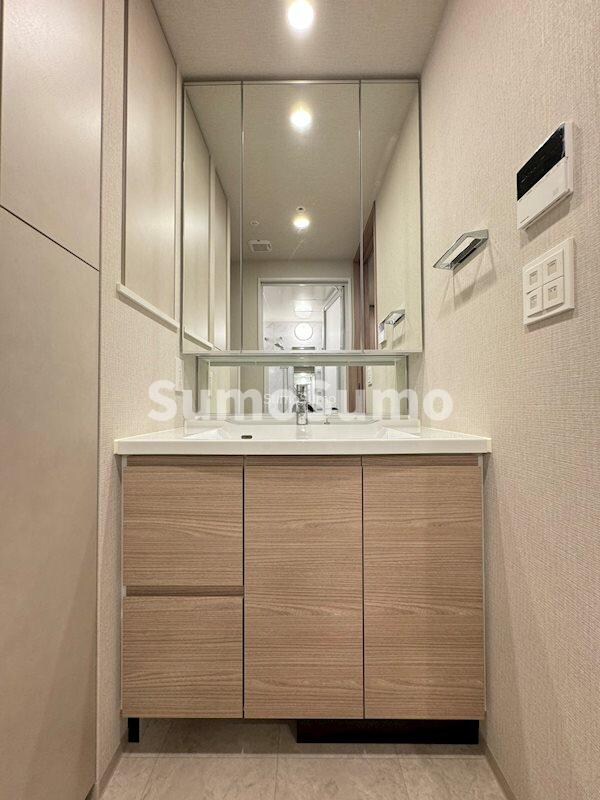 物件内観写真12　(独立洗面化粧台が付いています)