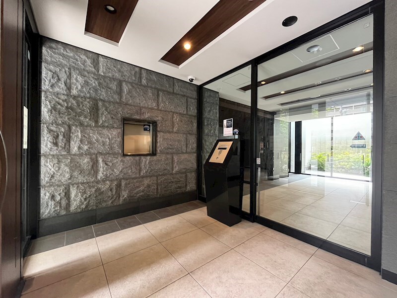 物件外観写真2　(ゆとりのあるエントランスです)