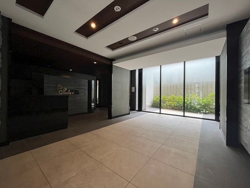 物件外観写真3　(落ち着いたロビーです)