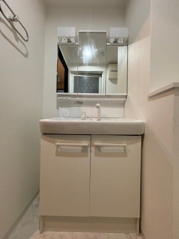 物件内観写真11　(広い洗面スペース)