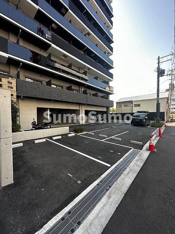 物件外観写真4　(駐車場があるので、車を買う予定の方も安心です)