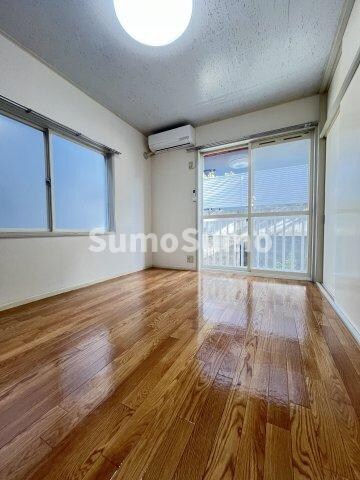 物件内観写真5　(こちらの居間で趣味の時間をお楽しみください)