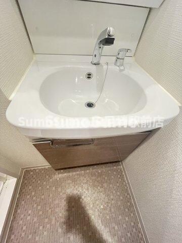 物件内観写真6　(朝の身支度には欠かせない独立洗面化粧台)