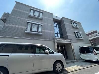 物件外観写真1　(商店街を入った静かな立地に聳え )