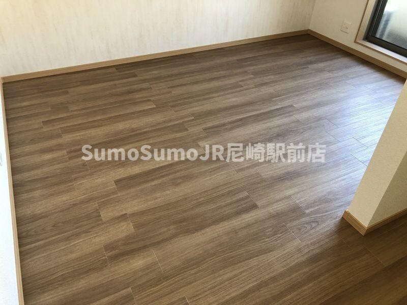 物件内観写真2　(ゆったり過ごせる居間です)