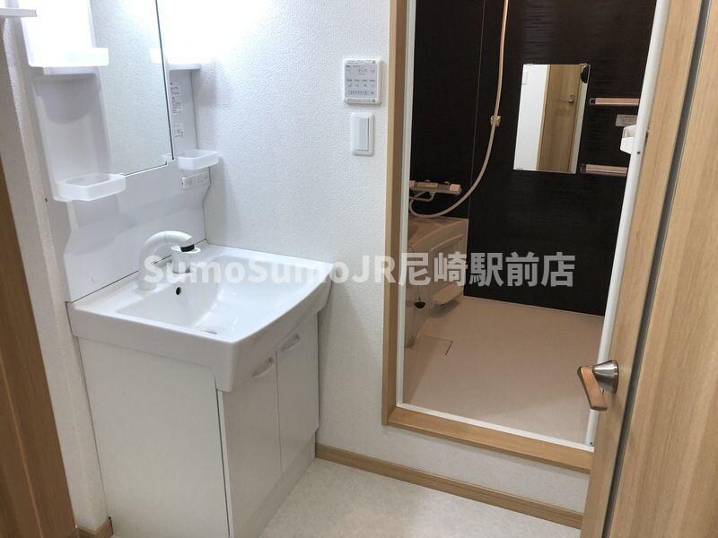 物件内観写真4　(朝の身支度には欠かせない独立洗面化粧台)