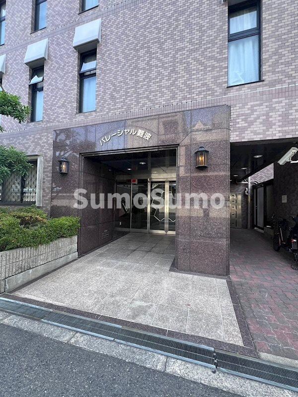 物件外観写真3　(落ち着いたエントランスです)