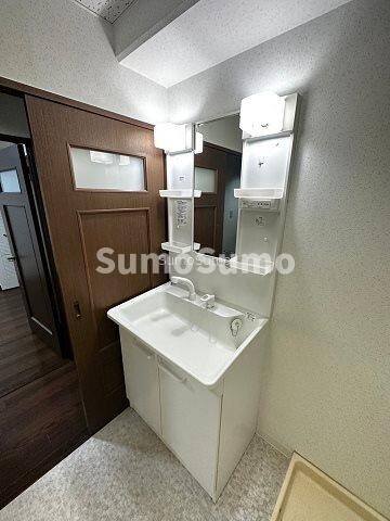 物件内観写真11　(広い洗面スペース)