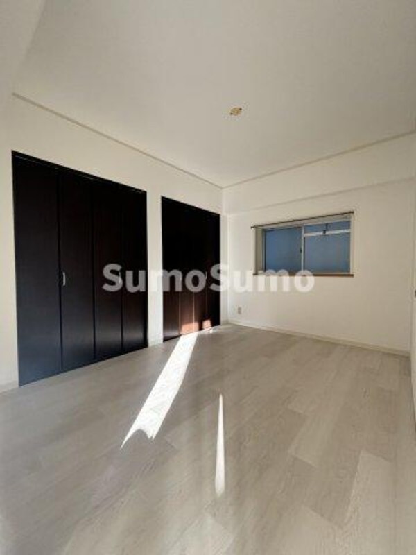 寝室(日々の疲れを癒すお風呂付です)